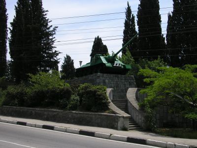 Памятный знак в честь советских воинов-освободителей («САУ-100»)
