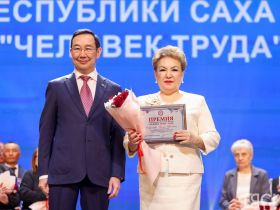 Айсен Николаев наградил 50 якутян премией «Человек труда»