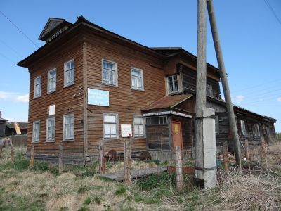 Здание волисполкома, в котором в 1918 г. работал один из организаторов борьбы с интервентами Ложкин Сергей Михайлович, убитый белогвардейцами в 1920 г.