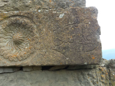 Камень с надписью