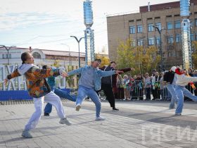 В Якутске на площади Республики открыли большой театральный сезон