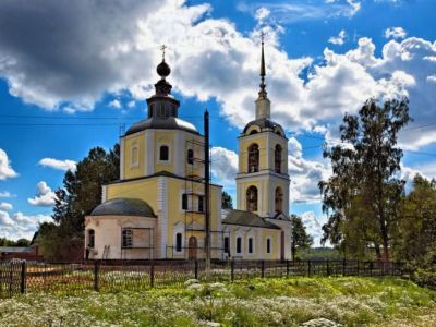 Ризоположенская церковь с иконостасом