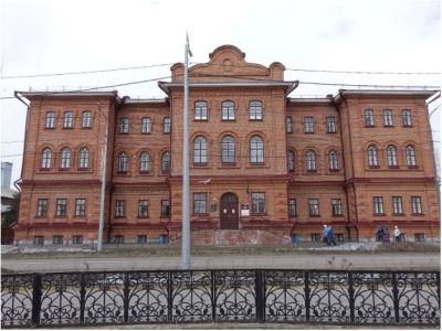 Здание, где в сентябре 1913 года выступал во время сибирской экспедиции норвежский полярный исследователь Фритьоф Нансен. Здесь в мужской гимназии в 1915–1917 гг. учился революционер-большевик Лыткин Федор Матвеевич