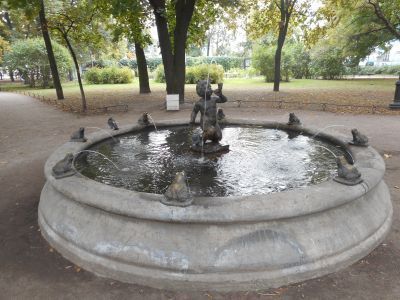 Фонтаны в сквере (два)