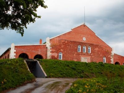 Три хозяйственные постройки