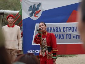 Дворовый концерт организовали для жительницы блокадного Ленинграда в Якутске