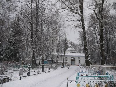 Воинское кладбище, на  котором захоронено 4 советских  воина, умерших от ран в госпитале в годы Великой Отечественной войны. (Установлен памятник (стела)