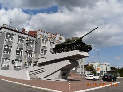 Танк "Т-34" - памятник трудовому подвигу рабочих Кузнецкого металургического комбината в годы Великой Отечественной войны