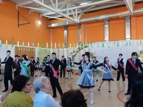 Сергей Местников поздравил с последним звонком выпускников «Айыы кыhата»