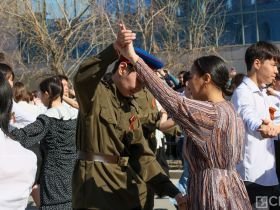 5,5 тысяч пар станцевали вальс Победы в Якутске