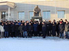 В преддверии турнира Дмитрия Коркина в Якутске возложили цветы к его памятнику