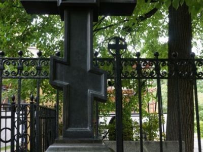 Могила с надгробием Котляревского Ивана Андреевича (1853–1909), Котляревской Варвары Александровны (1863–1909), 1909 г.