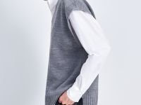 Жилет из шерсти с v-образным вырезом