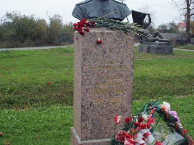 Могила Героя Советского Союза летчика гв. капитана А.И. Перегудова, погибшего 1/X-1943 г.