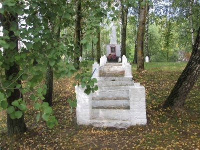 Братская могила советских воинов, погибших в 1941-1943 гг. в борьбе за освобождение района от немецко-фашистских захватчиков. Установлен обелиск