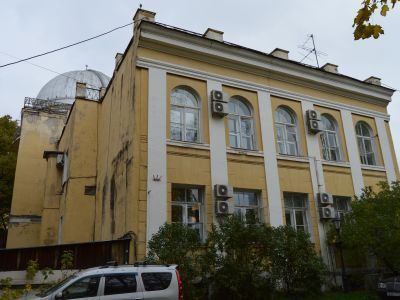 Здание первой Московской астрономической обсерватории Московского университета, где трудами выдающихся русских и советских астрономов и астрофизиков Бредихина Федора Александровича, Белопольского Аристарха Аполлоновича, Штейнберга Павла Карловича, Цесарск