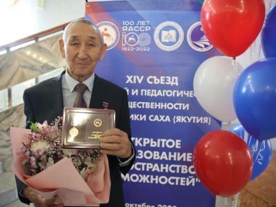 Дмитрий Чечебутов удостоен звания «Народный учитель Якутии»