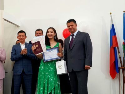 Премьер Якутии вручил дипломы выпускникам ЯФЭК