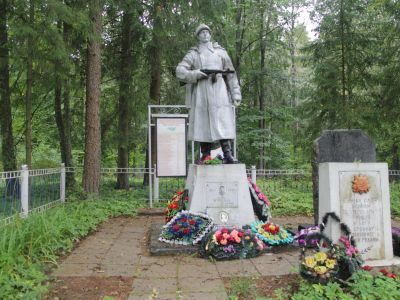 Братская могила воинов Советской Армии, погибших в 1944 г.