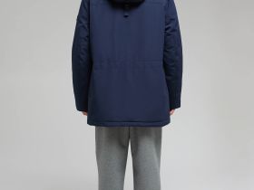 Пуховое полупальто с накладными карманами и капюшоном