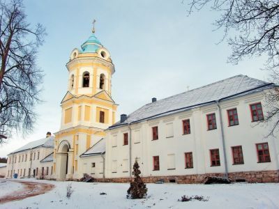 Западная сторона монастырского каре