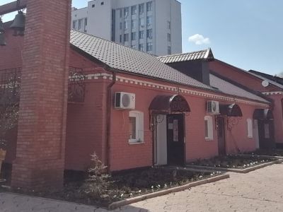 Службы с каменной оградой