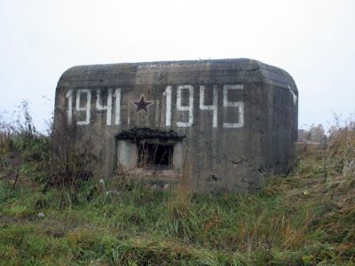 Памятник-дот, на рубеже обороны советских войск в 1941 г.