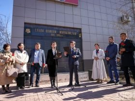 К мемориальной доске воинам-журналистам Якутии возложили цветы