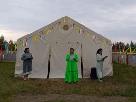 В Батагае Верхоянского района многодетная мама открыла глэмпинг по соцконтракту
