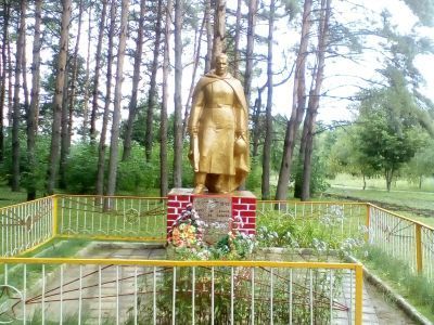 Братская могила советских воинов