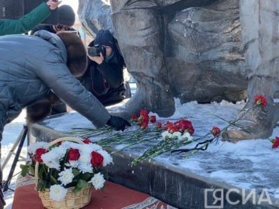 Цветы к памятнику Алексею Кулаковскому возложили в Якутске