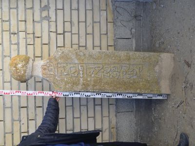 Стела надмогильная с тухумным знаком "Эргенек"