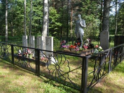 Братская могила воинов Советской Армии, погибших при освобождении д. Черный Ручей от немецко-фашистских захватчиков