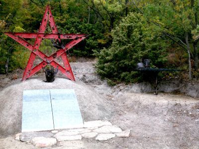 Братская могила советских воинов, погибших в боях с фашистскими захватчиками. Установлен обелиск