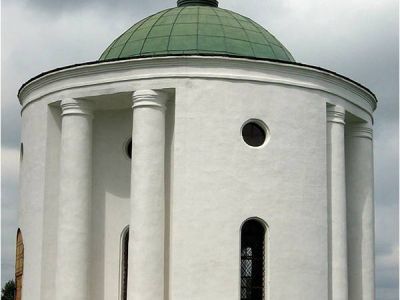 Ахтырская церковь с живописью в интерьере