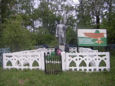 Братская могила воинов Советской Армии, погибших в феврале 1943 года. Захоронено и установлено фамилий на 17 человек. Скульптура установлена в 1950 году