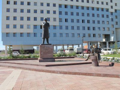 Памятник профессору А.Е. Мординову - первому ректору Якутского государственного университета им. М.К. Аммосова