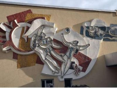 Произведение монументального искусства - мозаичное панно московских художников Александра Дронова  и Александра Ухлина «Волейболистки», расположенное на фасаде здания Дворца спорта легкой атлетики