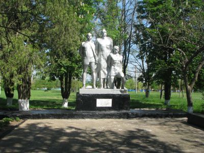 Братская могила партизан и жителей хутора, погибших в годы гражданской и Великой Отечественной войн