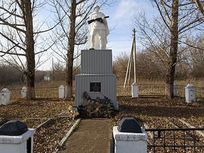 Братская могила воинов Советской Армии, погибших в период Великой Отечественной войны. Захоронено 150 человек, установлено фамилий на 102 человека. Скульптура установлена в 1963 году