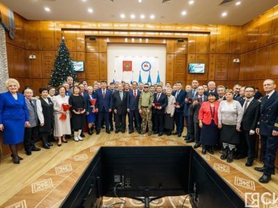 Глава Якутии Айсен Николаев вручил отличившимся якутянам государственные награды