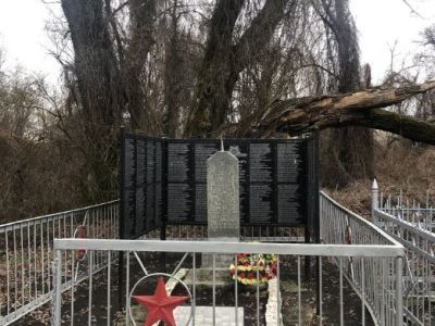 Братская могила воинов Советской Армии, погибших в период Великой Отечественной войны