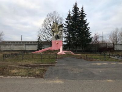 Братская могила воинов, погибших в период гражданской войны (1918 г.). Захоронено и установлено фамилий на 18 человек. Скульптура установлена в 1963 году