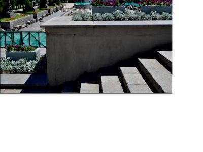 Стена-колумбарий с посвятительными надписями