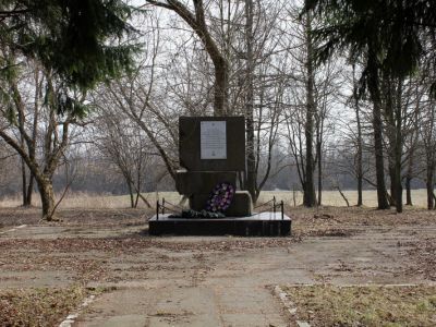 Памятник-обелиск на рубеже обороны подступов к Петрограду в октябре 1919 г. В боях с белогвардейцами здесь отличились курсанты высшего военно-морского училища им. Фрунзе