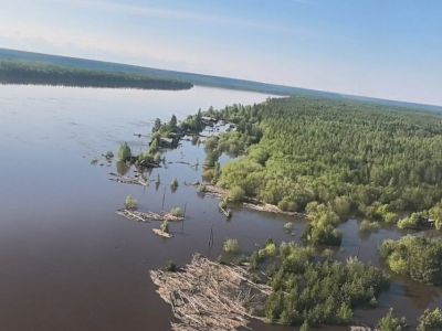 Наполовину затопленную лодку обнаружили в Усть-Майском районе