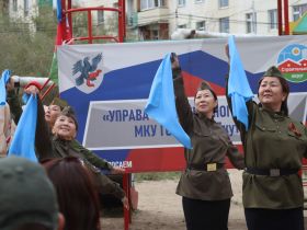 Дворовый концерт организовали для жительницы блокадного Ленинграда в Якутске