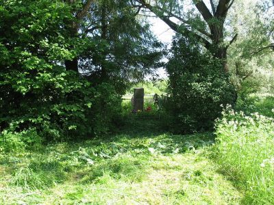 Памятник-обелиск советским разведчикам, погибшим здесь от рук фашистов в 1942 г.