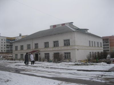 Памятное место, где в 1942 г. гитлеровцы расстреляли комсомольцев-подпольщиков. На здании средней школы установлена мемориальная доска