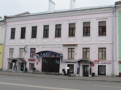 Здание, которое построено в конце XVIII века, использовалось под лавку, номера и жилые квартиры